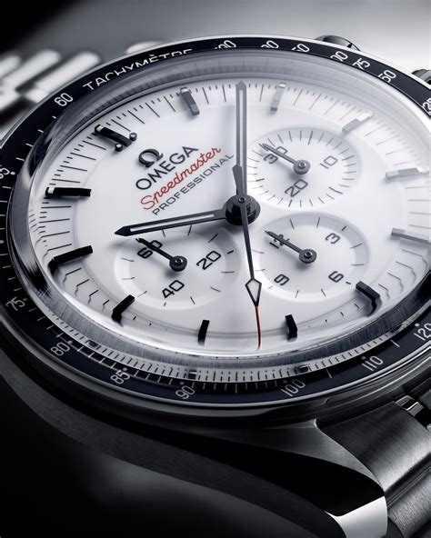 Omega Speedmaster Moonwatch mit weiß lackiertem Zifferblatt.